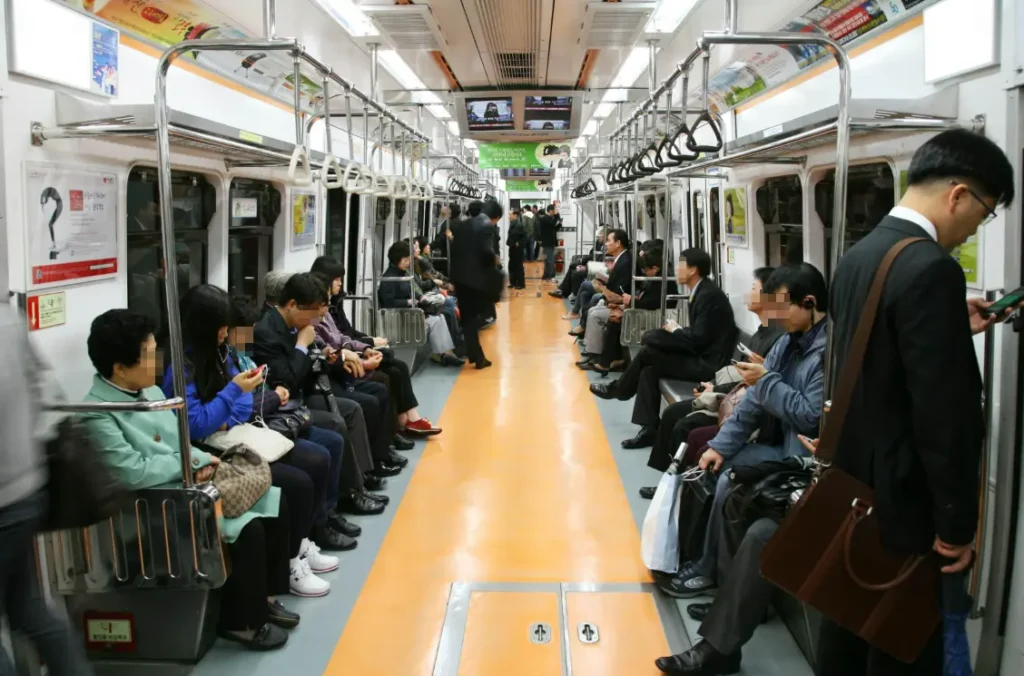 ソウルの地下鉄車内で座席に座る乗客