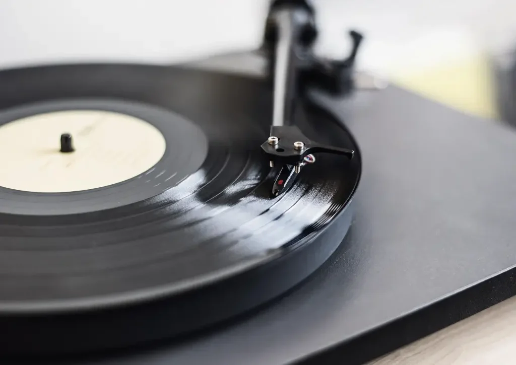 レコードプレーヤーでアナログレコードを再生する様子