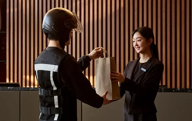 韓国のホテルのロビーでデリバリーの料理を受け取る様子